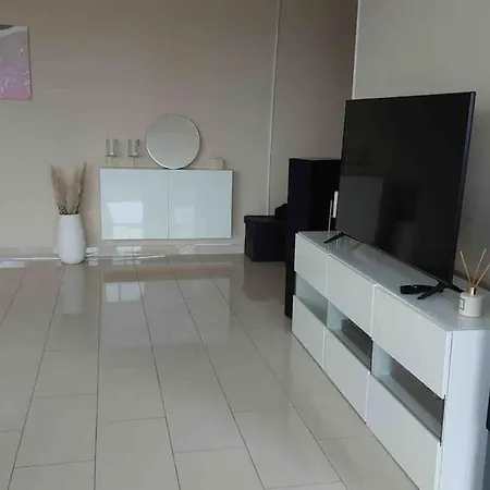 2 At The Train + Parking Space + Smart Tv Apartment