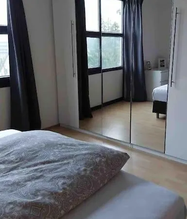 2 At The Train + Parking Space + Smart Tv *