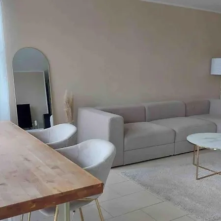2 At The Train + Parking Space + Smart Tv Apartment