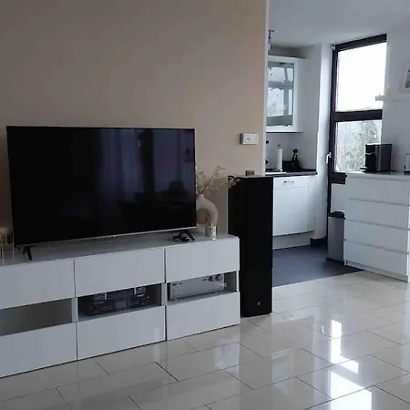 Apartment 2 At The Train + Parking Space + Smart Tv *