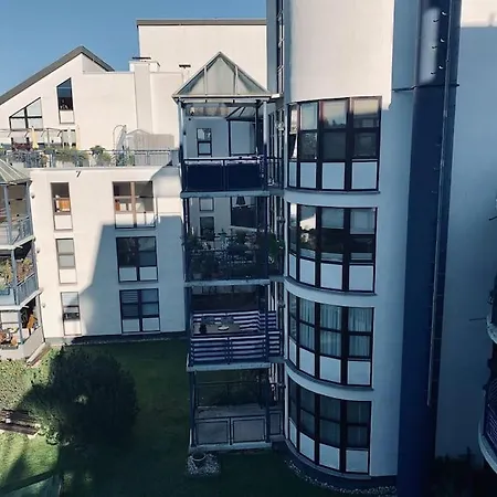 2 At The Train + Parking Space + Smart Tv Apartment *